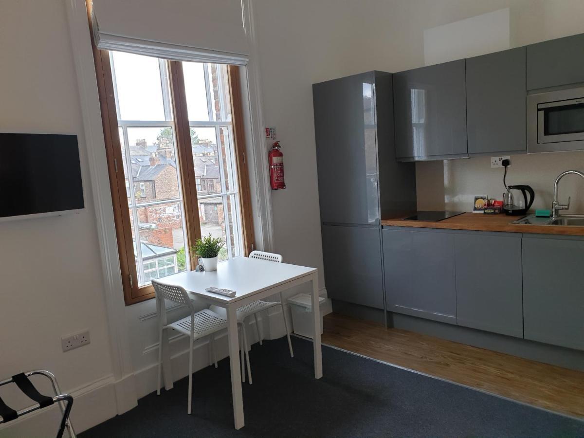 יורק Mcmillan House Studio Apartments מראה חיצוני תמונה